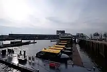 station de bateau taxi sur une rivière
