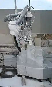 Cette défonceuse contrôlée par ordinateur sculpte dans le marbre.