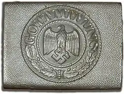 Inscription sur le fermoir d’une ceinture d’un uniforme datant de la Seconde Guerre Mondiale.