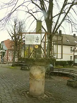 Pilori doté de carcans sur la place du marché à Korbach (Allemagne).