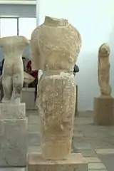 Korè au péplos, faite à Paros, 580 av. J.-C. Trouvé dans le temple d'Apollon à Délos.