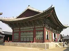 Le bâtiment du bureau du roi (Sajeongjeon)