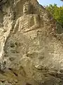 bouddha géant sculpté sur la falaise.