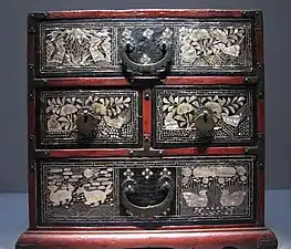 Petit dressoir à tiroirs. Bois, laque rouge et noire, incrustations de nacre. Musée national de Corée