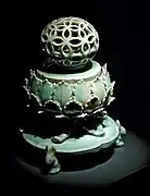 Objet en céladon, de la dynastie Goryeo, servant à recueillir les cendres royales (pièce du trésor national de Corée du Sud).