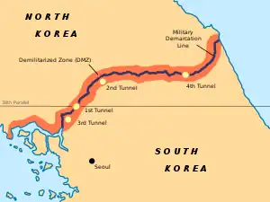 Carte de la région de la frontière entre la Corée du Nord et la Corée du Sud. La frontière est tracée en noir, la zone démilitarisée est indiquée en rose et le 38e parallèle est affiché par une fine ligne noir.