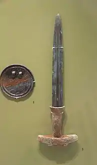 Dague de style coréen en bronze et miroir, moulés. Objets rituels de bronze, Ve – IVe siècle AEC. Musée national de Corée