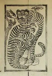 Minhwa au motif du tigre et du couple de pies. Papier collé sur une porte d'un village folklorique  (minsokchon)