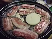 Le samgyeopsal est un plat coréen généralement servi comme repas du soir. Il se compose de tranches épaisses de poitrine de porc.