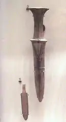 Substituts d'épée (H 28 cm) et de pointe de flèche. Pierre. IVe siècle av. J.-C. Musée Guimet, Paris