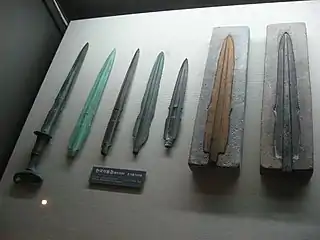 Épées et dagues de bronze, à silhouette fine, du début de l'Âge du fer. Moule d'épée de l'âge du bronze. War Memorial of Korea, Séoul.