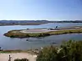 Un Airbus A320 de Small Planet Airlines (en) se préparant au décollage, au milieu de la lagune de Halikiopoulou.