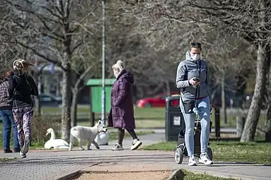 Port des masques dans la région de Bratislava le 16 mars 2020.