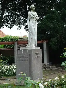 Statue de la reine Astrid à Courtrai dans le parc homonyme.