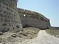 Vue de la partie extérieure des murs de la forteresse.