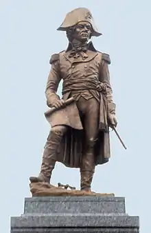 Statue en bronze de Kościuszko portant un bicorne et tenant un parchemin.