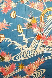 Kosode à motifs d'eaux vives, feuilles d'érable en automne et roues à maillets. Teinture yuzen sur un crêpe de soie chirimen bleu. Coll. Matsuzakaya, Tokyo.
