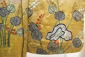 Kosode, v. 1700-1750.Teinture jaune à réserves et broderies sur soie damassée rinzu.Coll. Matsuzakaya, Tokyo.
