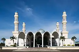 Vue de la façade de la mosquée.