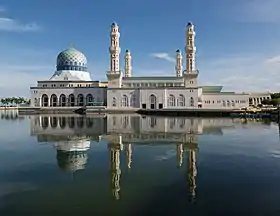 Vue générale de la mosquée de la ville de Kota Kinabalu.