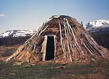 Photo d'une habitation samie près de Boarek, de forme conique elle est construite en terre et étançonnée de bois.