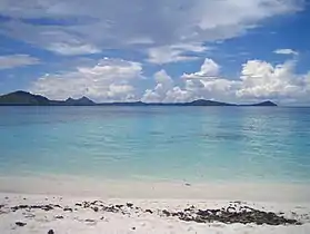 Vue depuis Kouaku sur les îles d'Akamaru, Mangareva et Aukena