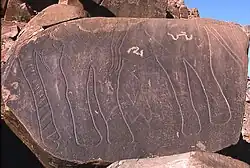 Pétroglyphes superposés représentant un éléphant, une antilope et un personnage, site de Koudia Abd el Hak, Algérie