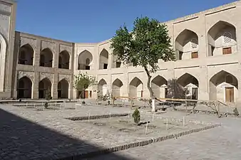 Vue de la cour intérieure avec les portes des anciennes cellules