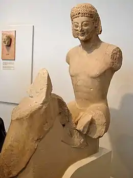 Fragment de statue masculine (torse et tête) et cou de cheval