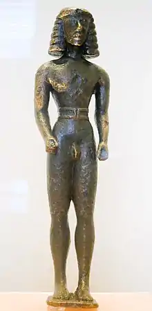 Statuette d'un kouros à la ceinture de sportif. Bronze, H. 19,6 cm. Crète (?), 625-600. Musée de Delphes.