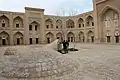 Vue générale de la cour, de l'accès au puits et du dôme au-dessus du puits dans la médersa Koutloug Mourad Inak à Khiva.