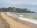 Plage Kovalam avec Leela Kovalam en arrière-plan