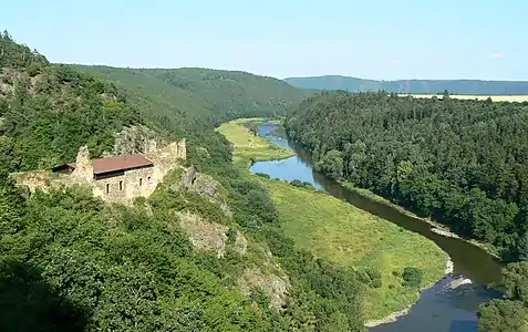 Château de Krašov surplombant la Berounka.