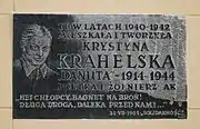Une plaque commémorative dédiée à Krystyna Krahelska sur le mur du palais Czartoryski à Puławy.
