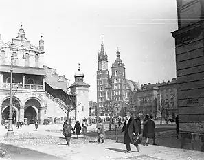 Place du marché, à l'arrière-plan l'église Sainte-Marie de Cracovie, à gauche la halle aux draps, 1931.