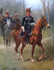 Un cavalier vêtu de bleu de face, le cheval de trois quarts, suivi d'autres cavaliers avec des lances.