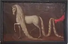 Peinture d'un cheval gris présentant son profil gauche sur un arière-plan marron; son antérieur gauche et son postérieurs droit son levés; sa crinière et sa queue sont ondulées et longues au point de toucher le sol, une main provenant de l'extérieur de la toile soulève d'ailleurs la longue queue; la cuisse gauche du cheval est marquée d'un "A" entourés d'un cercle semblable à un soleil.