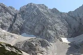 Vue du versant nord-ouest du Kranjska Rinka depuis Ledine.