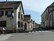 Rue menant à la chapelle du cimetière.