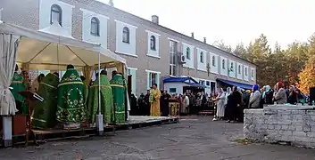 Cérémonie liturgique devant le monastère de la ville.