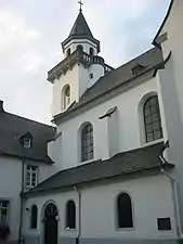 Photographie d'une église modeste vue depuis son flanc droit.
