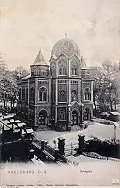 Vue de la synagogue et de son terrain