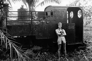 1962. Vieille locomotive, vestige de la voie ferrée à voie étroite desservant les exploitations d'okoumé.