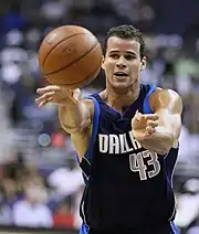 Kris Humphries, de face lançant le ballon