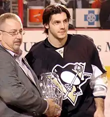 Photographie de Kristopher Letang avec le maillot noir des Penguins