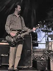 Photo de Krist Novoselic jouant de la basse sur une scène pour le vingtième anniversaire de l'album.