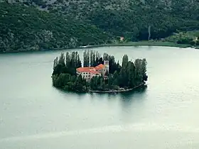 Vue de l'île et du monastère de Visovac