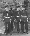 Grenadiers en uniforme avec ceinture blanche