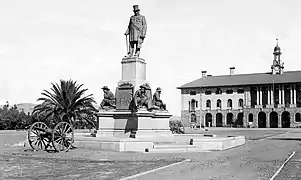 La statue de Kruger, accompagnée des 4 burghers, demeure devant la gare de Pretoria jusqu'en 1954 avant d'être installée au centre de Church Square.