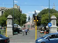 Entrée du square central de la place de l'église dominée depuis 1954 par la statue de Paul Kruger.